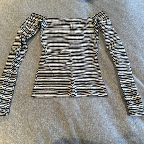 Long sleeve off the shoulder top bundle - Picture 10 of 10